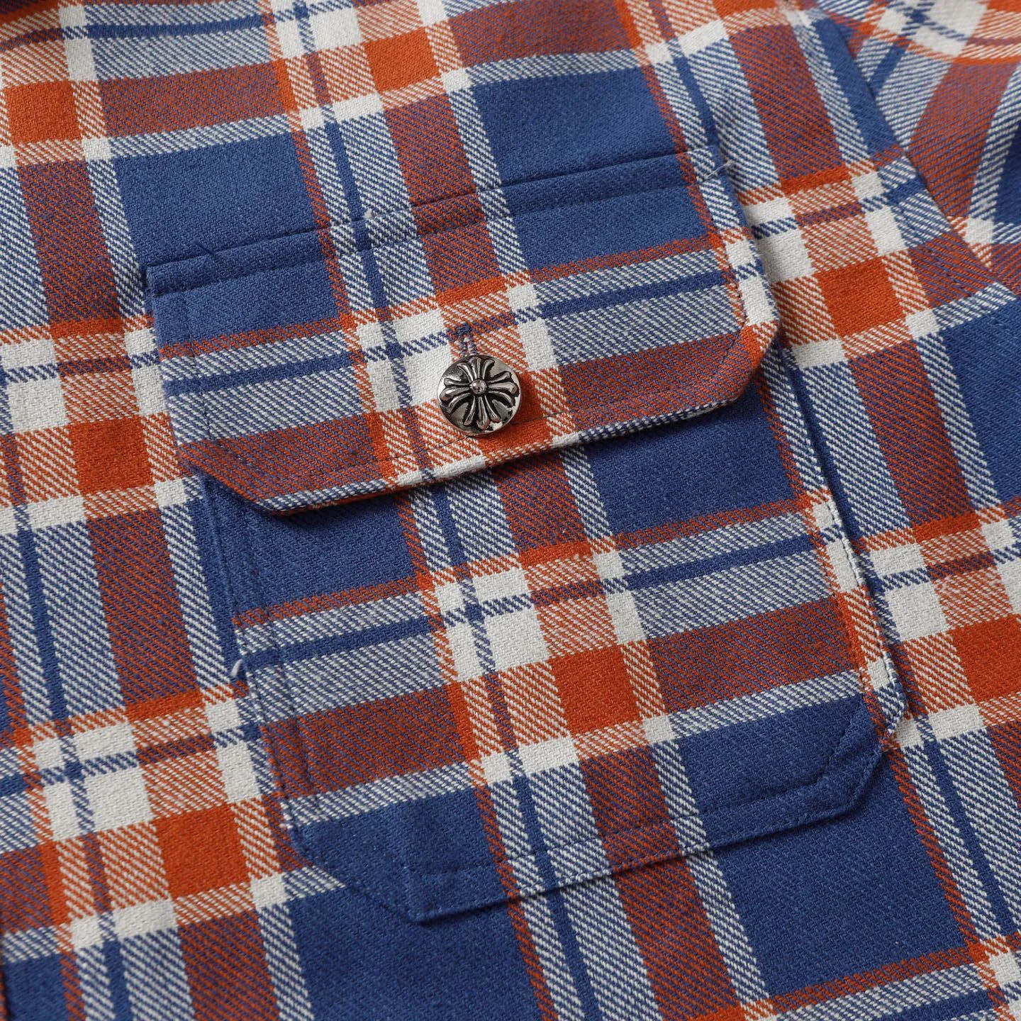🅿️380 ch|24fw Crow Heart New Striped Plaid Splicing Silver Button Cardigan Shirt Process description: The fabric is made of custom-woven and custom-dyed wool blended fabric. The fabric contains wool components and has a very good texture. All the plaids are counter-position stitching. Every size and every plaid splicing is counter-position. It not only consumes fabric but also takes time. The details are very delicate. The sleeve logo printing uses special pulping. The characteristic of the printing process is the use of high-performance glue for printing, which creates a sense of layering on the printed pattern. The accessories of the new yb mold are used. Buttons and pocket silver jewelry are custom-developed using silver-plated foti materials. The cuffs are made with buttons and snaps that are consistent with yb and are designed with loose fit. The oversized version is truly restored. Color: blue/green/red. Size: S-XL.